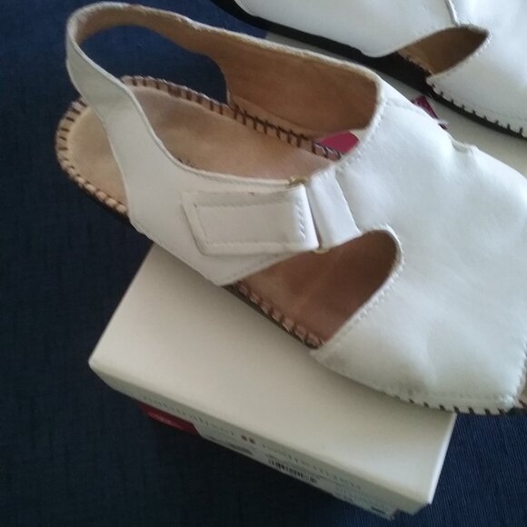 Naturalizer Sandals - Picture 2 of 4